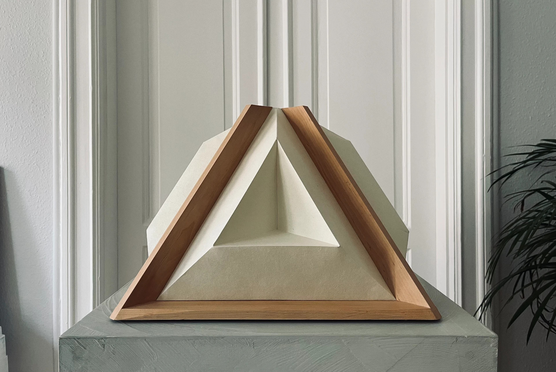 Front elevation of the loudspeaker, alder wood frame and chalk planes